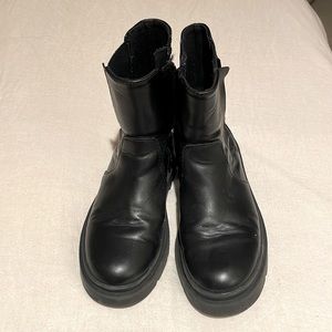 Zara girls black flat boot sz 33